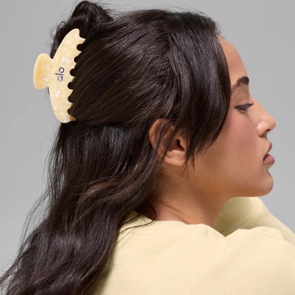 Sold out Alo yoga yellow claw clip
